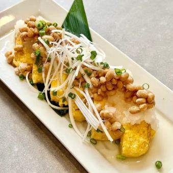 蛋捲配日式高湯和納豆，上面撒上蘿蔔絲