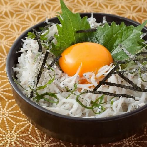 常陸小田米の釜揚げしらす丼 ～奥久慈卵黄添え～