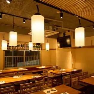 少人数での気軽な飲み会から大人数でのご宴会まで幅広いシーンに対応できる快適な空間です。木の温もりが感じられる落ち着いた店内にはテーブル席をご用意しており、ゆったりとお食事をお楽しみいただけます。周りを気にせず過ごせるお席で大切な方々と楽しいひとときをお過ごしください。