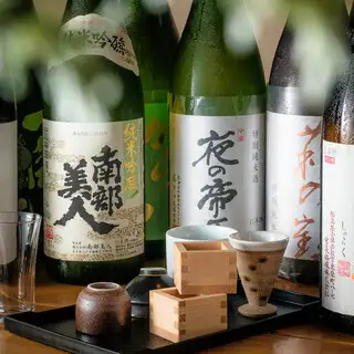 【日間飲酒套餐】超值日間飲酒套餐，包含您自選的 3 種清酒、開胃菜、美味佳餚和生魚片。