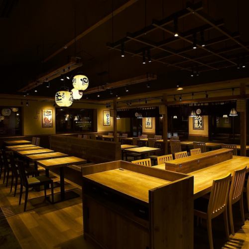 天井が高く開放感が拡がるゆったりとした店内