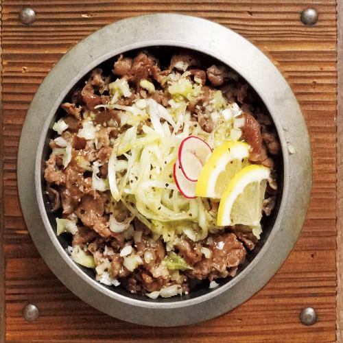 切り落とし牛タンと葱の釜めし