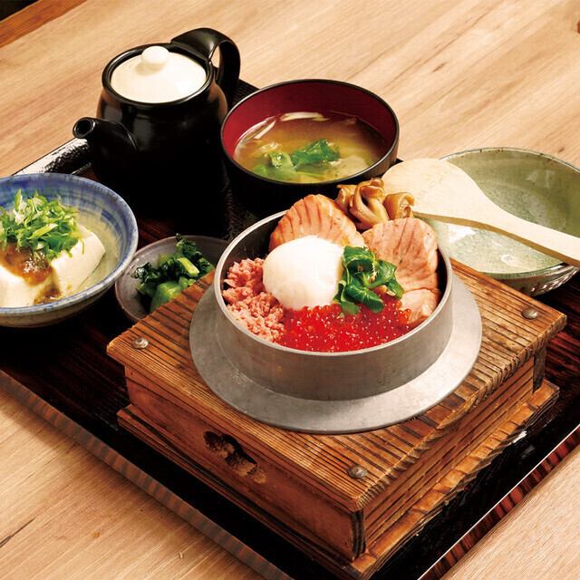 草津湯畑徒歩10秒。名物の具だくさんの釜めしと天ぷら、すき焼き、串焼きも。