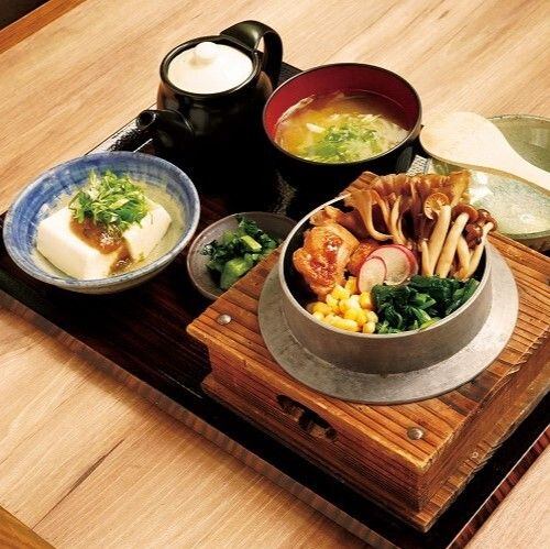鶏と舞茸きのこ 釜めし定食