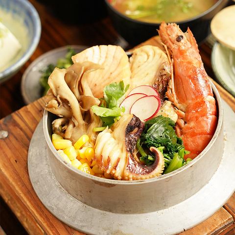 草津の湯畑を眺めながら、炭焼きと釜めしを