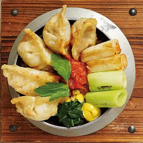 锅里煮的炸饺子和米饭，配上葱花