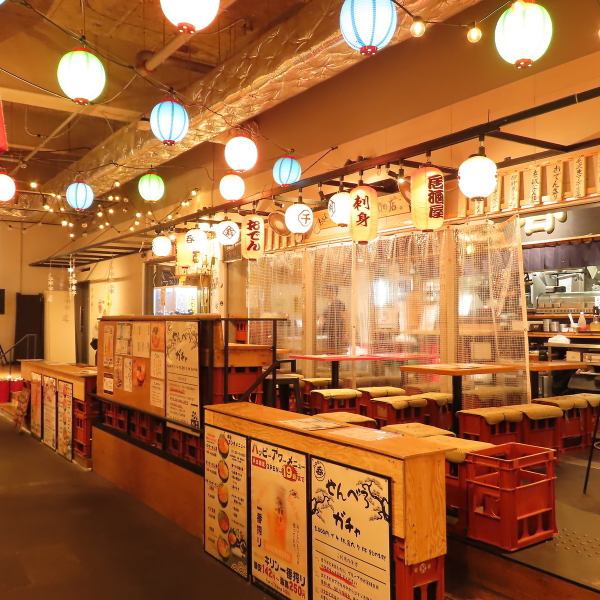 アソビル内の横丁にある当店は、活気溢れる賑やかな雰囲気が魅力です！店内を飾る提灯の灯りが、どこか懐かしいレトロな空間を演出しています☆ワイワイとした喧騒の中で飲むお酒は、より一層美味しく感じられます◎気の置けない仲間と笑い合ったりと、活気ある空間で楽しい時間をお過ごしください！