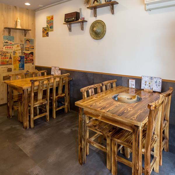 【広々と寛げるテーブル席をご用意！】当店は、1階と2階でテーブル席を各種ご用意しており、少人数～大人数まで幅広いシーンでご利用いただけるお店です！お席にコンセントも完備しておりますので、携帯の充電などにご使用ください☆