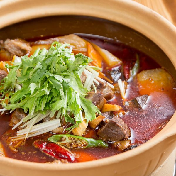 【本場中国で研鑽を積んだシェフが作る！】絶品の土鍋料理☆香辣牛もつ