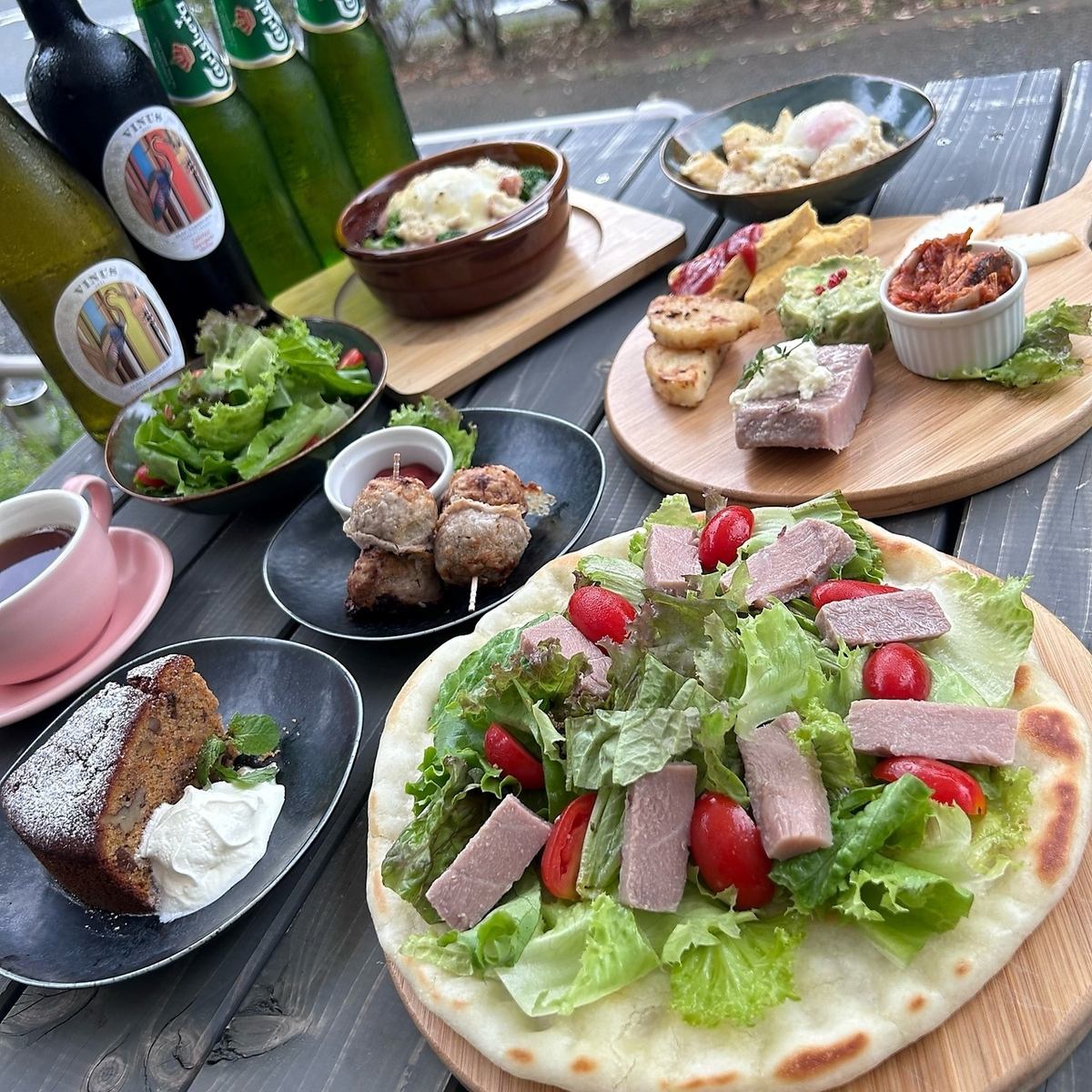 北欧風店内でグルテンフリー料理やブレンドコーヒーが楽しめる!週末夜にはコースも◎