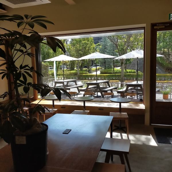 ★北欧風の店内★まるで外国に来たかのようにおしゃれでかわいいお店は、ママ会・女子会や同窓会、歓送迎会、二次会などでも喜ばれること間違いなし♪店の外装・内装は北欧を意識して設計。解放感のある大きなガラス窓や木を基調にしたインテリアなどゆったりと過ごしていただける心地の良い空間となっております。