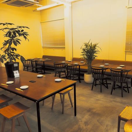 ソファー席は2名と4名かけのソファーをご用意