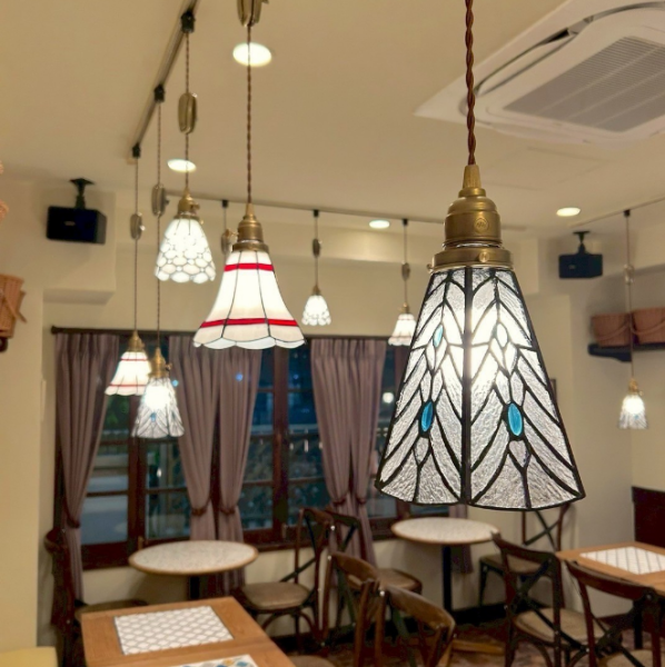 当店は、オシャレなライトと洗練された内装が魅力です。細部にまでこだわったデザインが施され、居心地の良い空間を演出しています。柔らかな照明が心地よい雰囲気を醸し出し、リラックスした時間をお楽しみいただけます。料理やドリンクを楽しみながら、特別なひとときを過ごせる場所なため、ぜひ一度足をお運びください。
