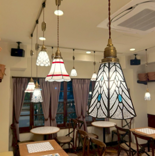 <p>当店は、オシャレなライトと洗練された内装が魅力です。細部にまでこだわったデザインが施され、居心地の良い空間を演出しています。柔らかな照明が心地よい雰囲気を醸し出し、リラックスした時間をお楽しみいただけます。料理やドリンクを楽しみながら、特別なひとときを過ごせる場所なため、ぜひ一度足をお運びください。</p>