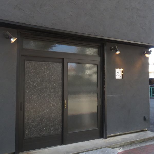 名港線東海通駅4番出口からたったの徒歩1分。おしゃれな内装が施された店内では、ゆったりとした時間が流れます。隣接する駐車場には最大6台分のスペースがあり、車でのアクセスも良好。外出時や日々の疲れを癒すために、ぜひお越しください。