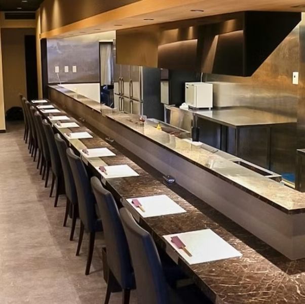 木の温もりも感じる落ち着いた雰囲気の店内は、大人のための上質な空間。記念日や誕生日のデートなど、特別な日のお祝いにふさわしい優雅な時間が流れます。もちろん、接待や会食などビジネスシーンのご利用にも最適。洗練された空間と心地よいおもてなしで、心安らぐひとときをご提供いたします。