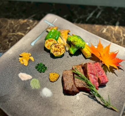 《ランチ》前菜やステーキ、デザートなどが楽しめる全5品4180円(税込)※現金のみとなります