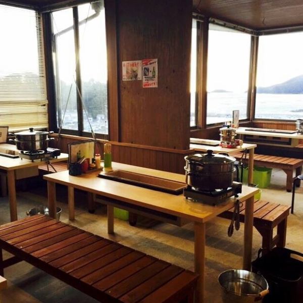 たつの市御津町室津に位置する当店。漁港がすぐ側！牡蛎は今獲れの新鮮そのもの。お席は9席、全てテーブル席でご用意!!各テーブルに炭焼き用コンロと蒸し器も完備!!当店の【食べ放題】生牡蛎はもちろん、活き牡蛎を焼いて良し、蒸して良し、揚げてサクプリ牡蛎フライ、磯の香りが漂う牡蛎飯、牡蛎汁が全て食べ放題です★