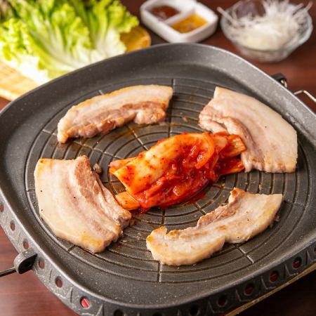 Exquisite thick-sliced samgyeopsal is a hot topic ♪ Popular hideaway Korean restaurant ★