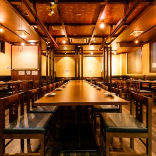 最大80名様まで利用可能なテーブル席です。広々としたお席が人気！