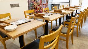 【テーブル席2名席×12席】お席のレイアウトは人数に合わせて変更できますので、お気軽にお申し付けください。広々とした店内で、押し食事と会話をお楽しみ下さい♪女子会・宴会にぴったりです。