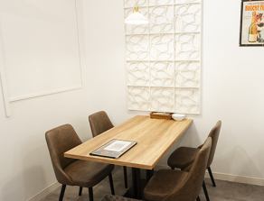 【テーブル席4名×11席】4名様でお使いいただけるお席です。広々なお席は人気◎お席の数に限りが御座いますのでお早めのご予約を！誕生日・記念日のお祝い、女子会、宴会にもぴったりです。