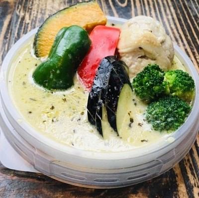 Green curry with chicken with bones and plenty of vegetables