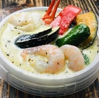 Green curry with various seafood and plenty of vegetables