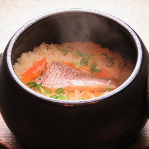 Once you try it, you'll never forget it... [Specialty! Sea bream rice served in a clay pot]