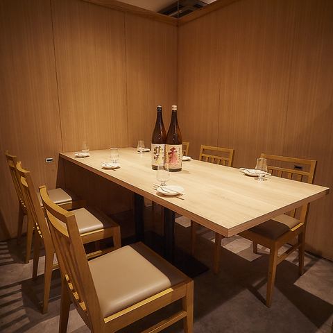 <p>テーブル席少人数からでも入りやすい◎店内は1名様からでもご利用可能です◎店内は可変式のテーブル席になるので団体様もお問い合わせください。貸切であれば最大30名様程度はご利用可能となっています。</p>