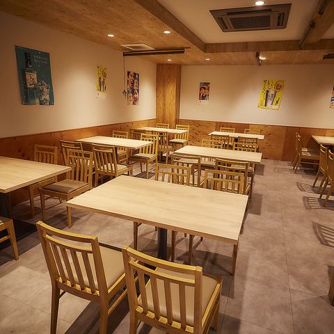 <p>お客様の表情をしっかり見たい。そんな想いを大切に全席オープン席での創り上げました。富士山のデザインは一発書きで作成。想いのこもった空間を堪能してください。</p>