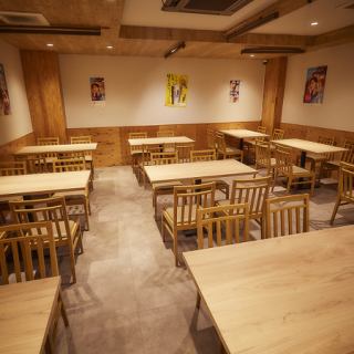 木のぬくもりとやさしい照明に包まれた店内!テーブル席で美味しい料理と語らいをお楽しみください。