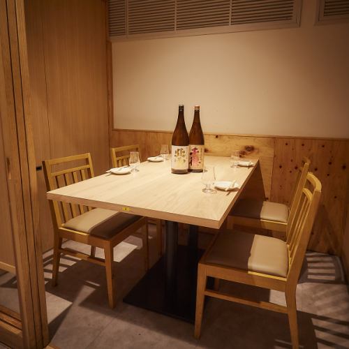 周囲を気にせず過ごせる個室は、接待や大切な方とのお食事にぴったり。上品で落ち着いた空間が、特別な夜を引き立てます。