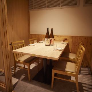 店内は、職人の技を間近に楽しめるカウンター席や、グループで使えるテーブル席など、利用シーンに合わせて選べるレイアウト。料理だけでなく、空間の設えにもこだわりが詰まっています。