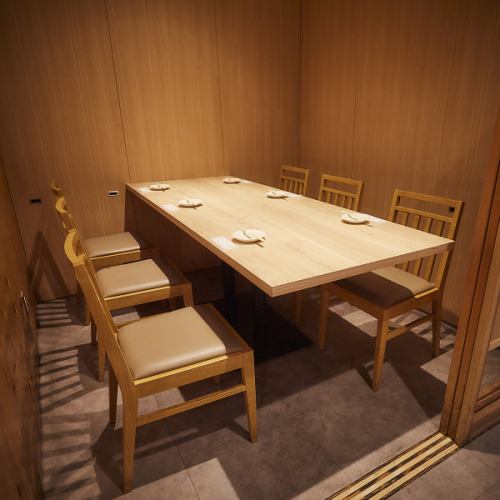 和の空間が広がる店内は、お一人様から団体様まで幅広く対応可能。個室も完備し、用途や人数に応じた快適な席をご案内いたします。