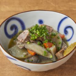 鶏モツと牛タンの越後味噌煮込み