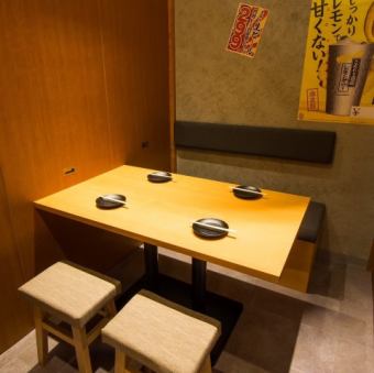 2名様~ゆったりお過ごしいただけるベンチシート席ございます◎2名席と4名席を繋げて6名様でのご案内も可能です☆女子会,デートなどに是非ご利用ください!