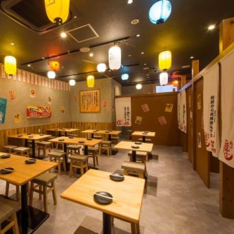 活気溢れるオープン席☆2名様×2卓,4名様×6卓ございます!フロア貸切ご相談ください♪リーズナブルで美味しい料理と、種類豊富なお酒でみんなでわいわい楽しみましょう!