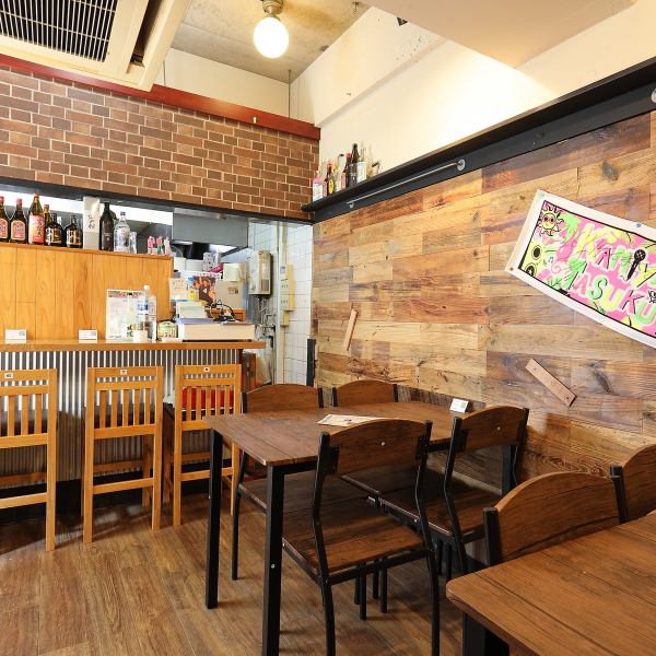 店内は、家庭的で温かな空気感を大切にしたデザイン♪やわらかなオレンジ色の照明が店内を包み込み、心落ち着くあたたかな空間を演出。どこか懐かしさを感じる雰囲気の中で、ゆったりとした時間をお過ごしいただけます。