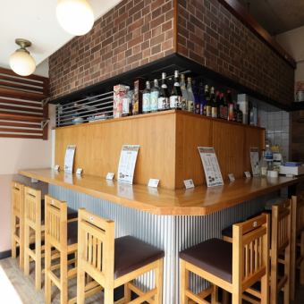 店内は、家庭的で温かな空気感を大切にしたデザイン♪やわらかなオレンジ色の照明が店内を包み込み、心落ち着くあたたかな空間を演出。どこか懐かしさを感じる雰囲気の中で、ゆったりとした時間をお過ごしいただけます。