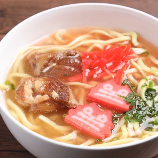 沖縄直送の麺とトロトロ肉が絶品!かつおだし香るこだわりの一杯『ソーキそば』