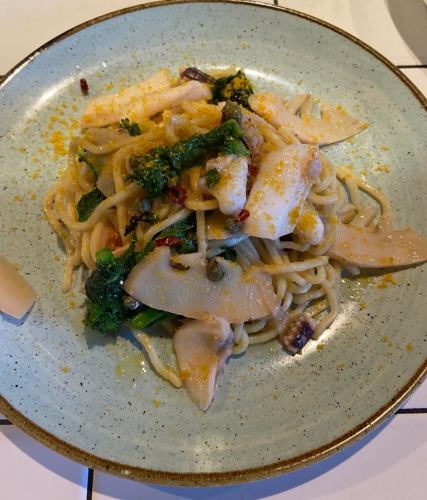 Aglio e olio with rape blossoms, bamboo shoots and bigfin reef squid