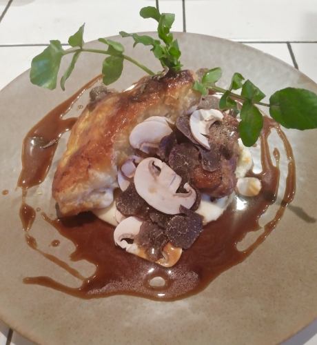 Guinea fowl from Ishiguro Farm in Hanamaki, Iwate Prefecture, sauteed thigh meat and baked in foie gras pie