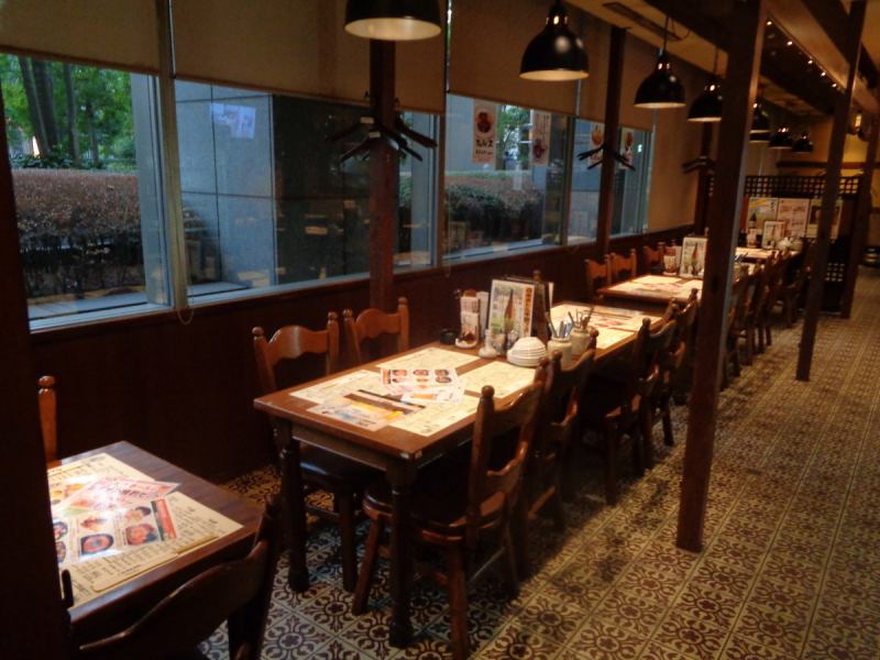 [Spacious table seats] Recommended for crispy drinks on the way home from work or for private small-group drinking parties! The interior of the store is inspired by a European beer hall and has a warm atmosphere.In addition, the spacious space can be used for various occasions such as various banquets and parties, large charters, and wedding parties.