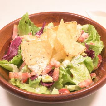 Caesar salad with avocado and bacon (M)