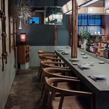 温かみのある和モダンなデザインで、落ち着きがありながらも華やかな雰囲気が魅力的◎カウンター席はオープンキッチンでライブ感に溢れ、調理風景を眺めながらお食事を楽しめる特等席です。お気軽にお立ち寄りくださいませ♪