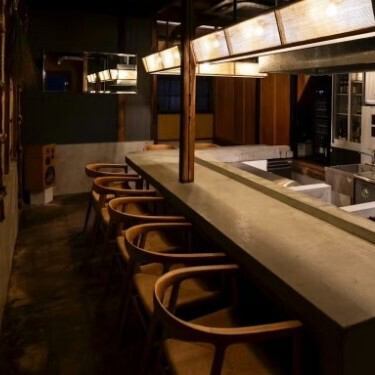 通りすがりでは見つけにくい場所にある築130年の古民家をリノベーション。店内にはテーブル席も1卓ご用意しており、デート・記念日・女子会・ご家族のお食事など幅広くご活用いただけます。最大12名様までご案内が可能です◎