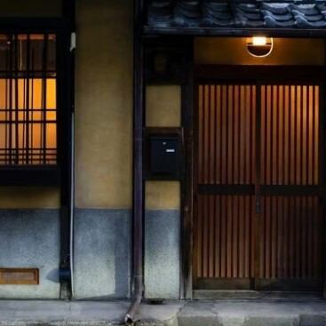 外観からは想像できない広さと開放感を持ち、併設されたギャラリーではアート展示＆販売も実施され、写真映えする空間としても評判です♪丹波橋駅からのアクセスも良く、ちょっと特別なひとときを過ごせる大人の隠れ家です。