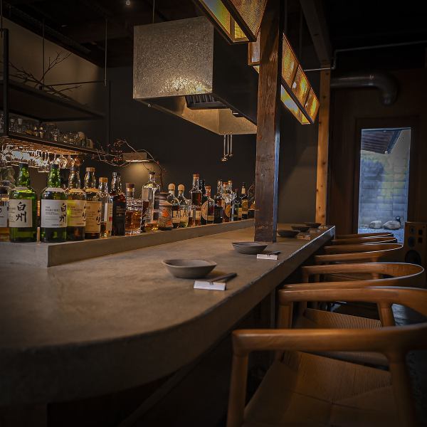 温かみのある和モダンなデザインで、落ち着きがありながらも華やかな雰囲気が魅力的◎カウンター席はオープンキッチンでライブ感に溢れ、調理風景を眺めながらお食事を楽しめる特等席です。お気軽にお立ち寄りくださいませ♪