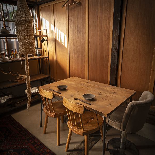 通りすがりでは見つけにくい場所にある築130年の古民家をリノベーション。店内にはテーブル席も1卓ご用意しており、デート・記念日・女子会・ご家族のお食事など幅広くご活用いただけます。最大12名様までご案内が可能です◎